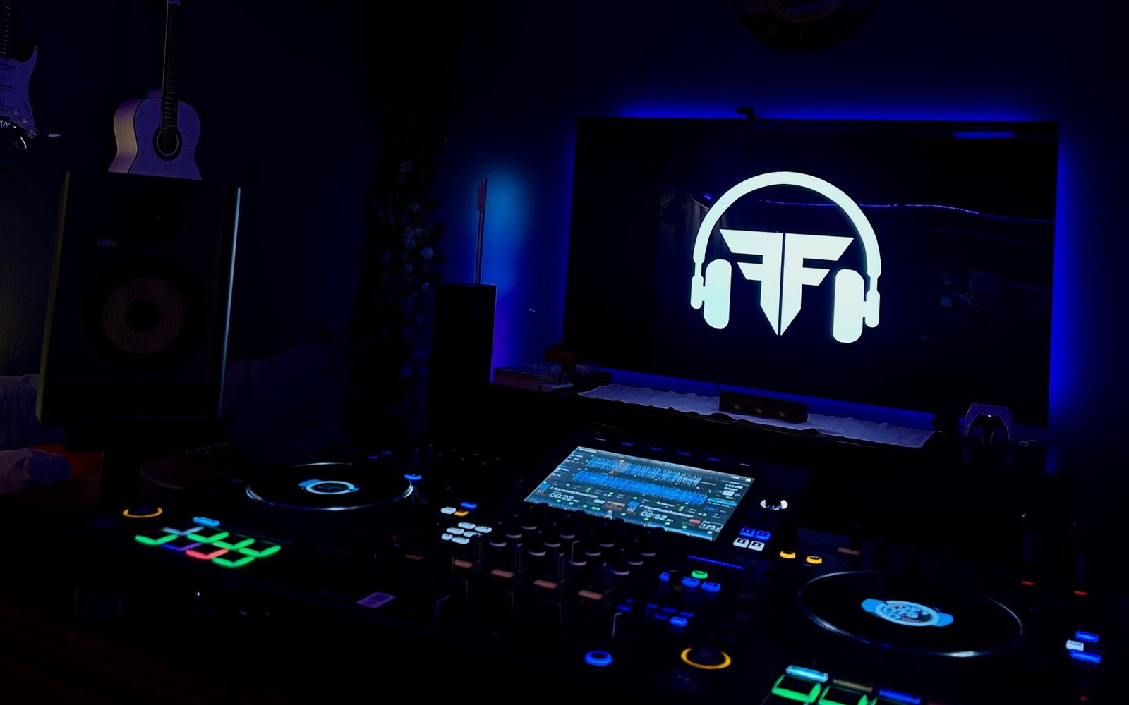 Future Focus stüdyosunda mor ışıklar altında DJ ekipmanları