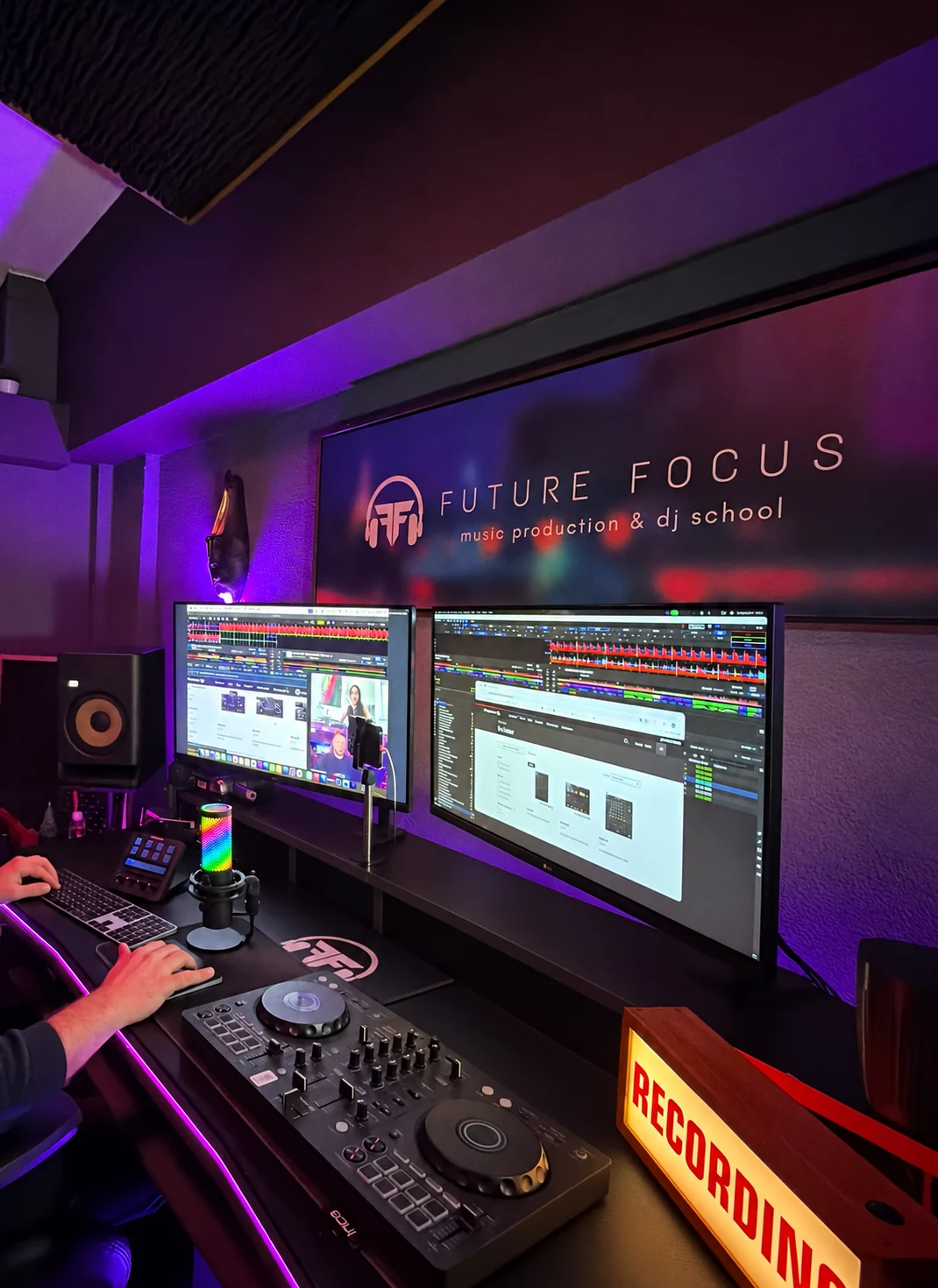 Future Focus stüdyosunda bilgisayarlar ve DJ controller ile online ders çalışma düzeni