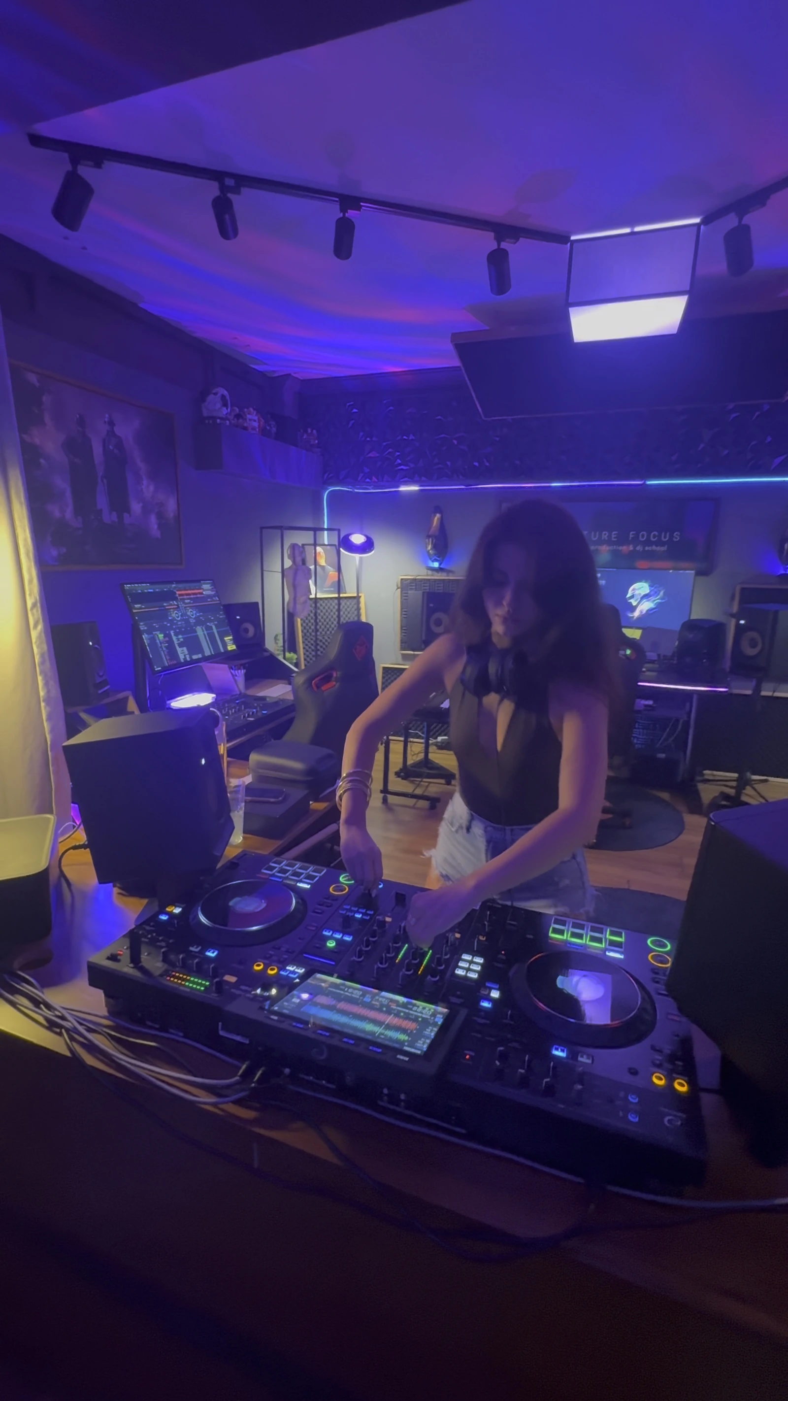 Future Focus stüdyosunda Pioneer DJ ekipmanıyla uygulama yapan öğrenci; yüzü, elleri ve DJ masası görünür